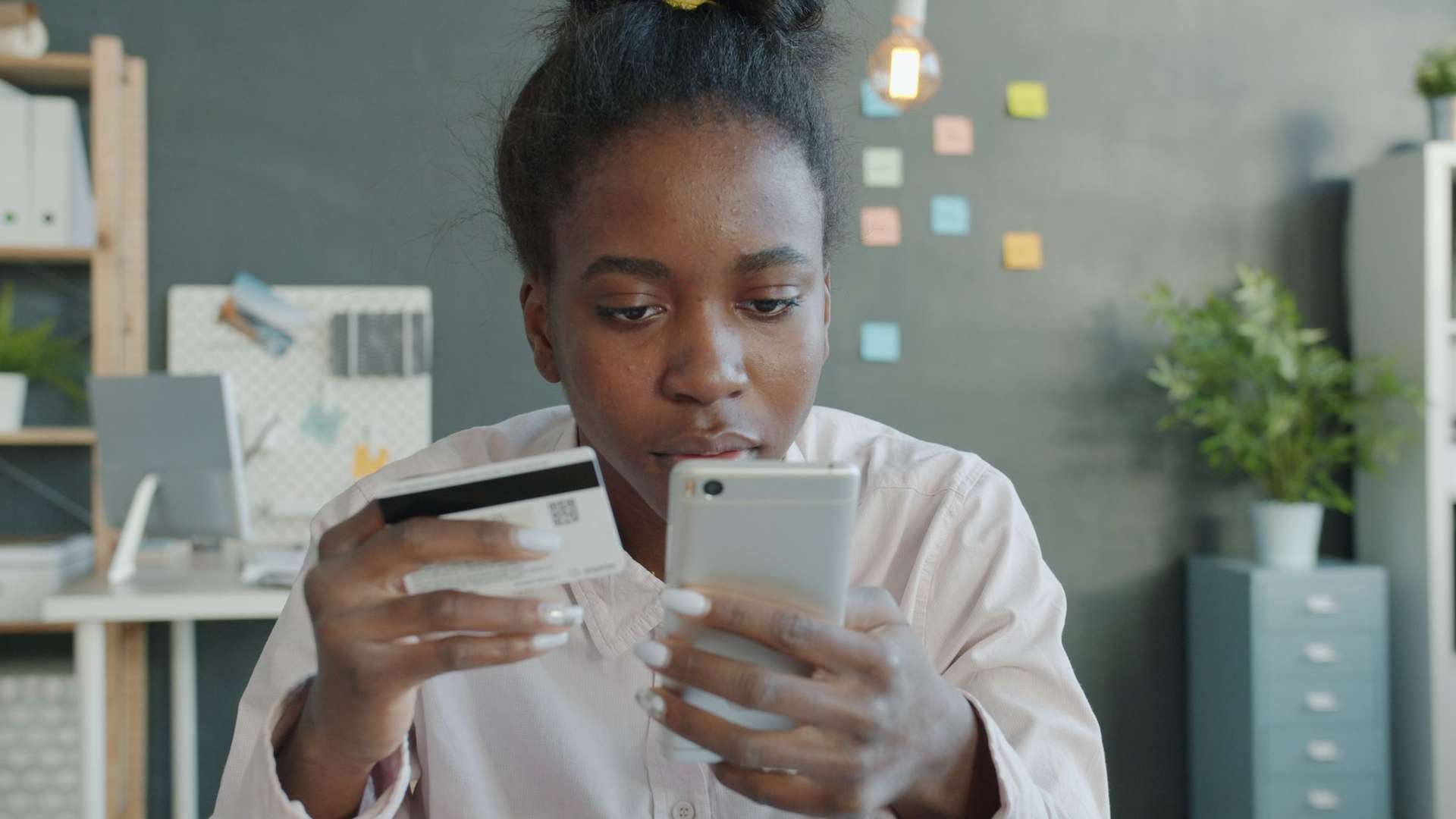 Customer paying an Oman online store with a card and smartphone