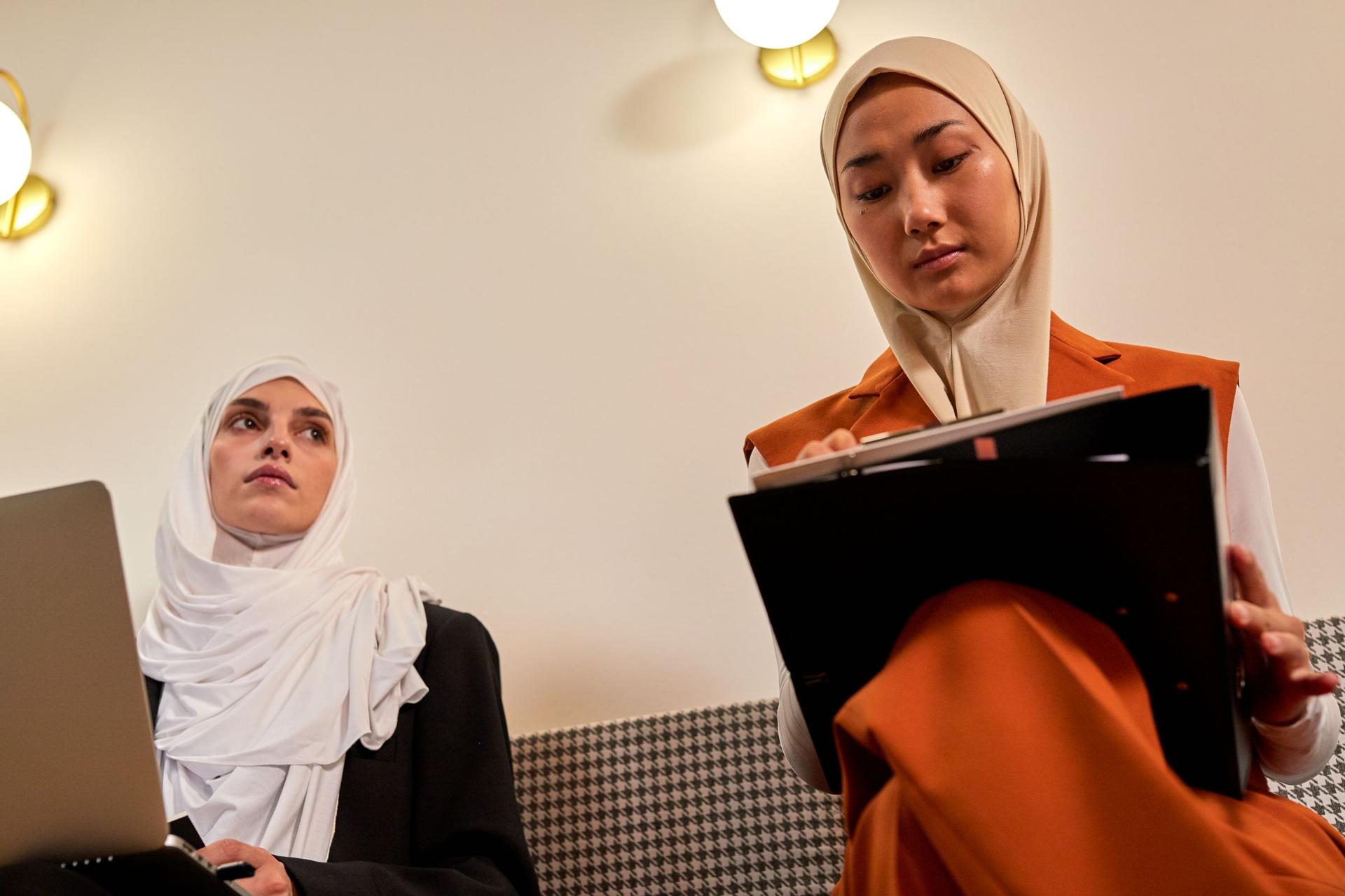 رجل أعمال خليجي يستخدم حاسوباً لاختيار شركة برمجة في سلطنة عمان