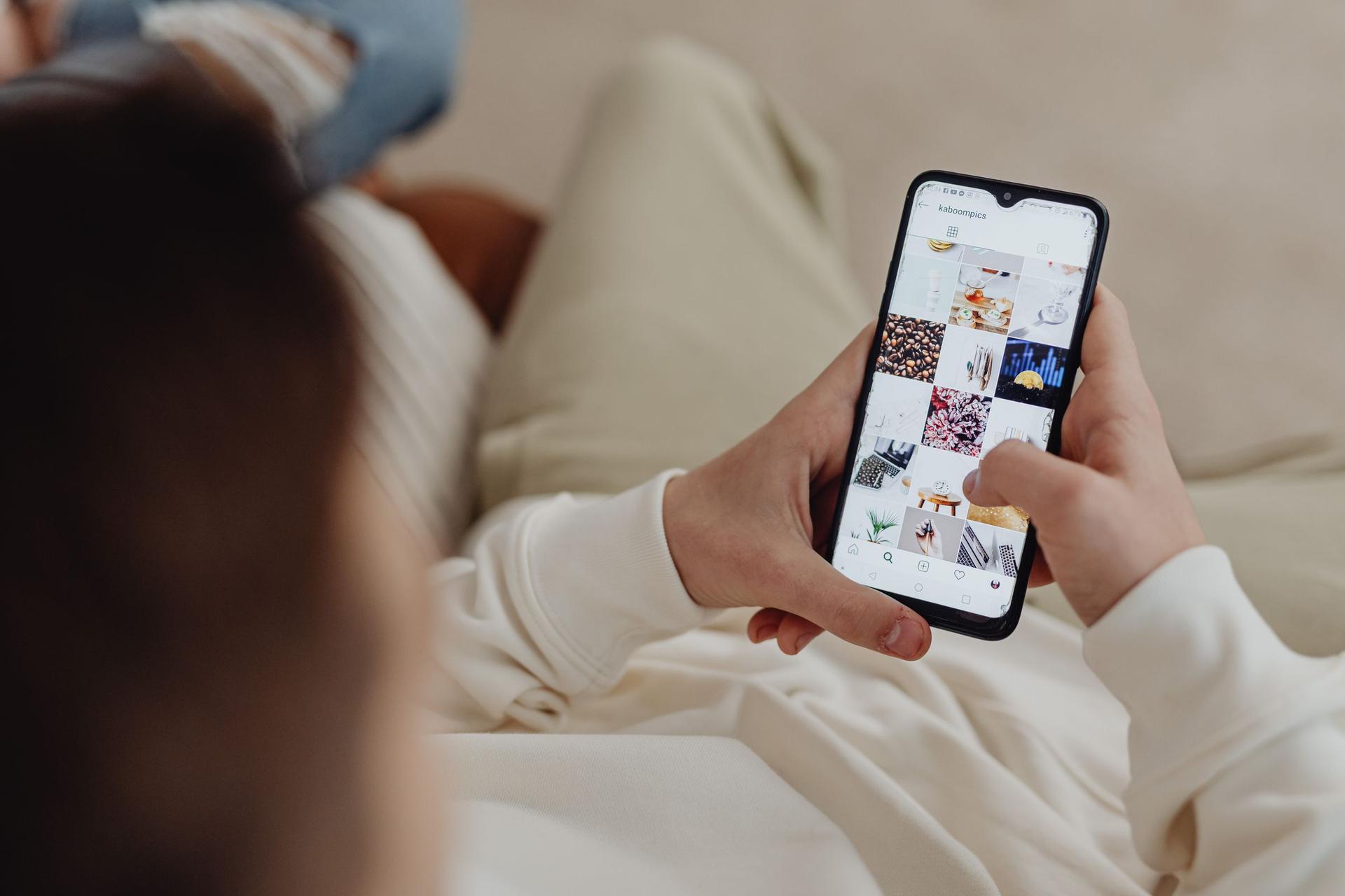 شخص يتصفح انستقرام على هاتف بوصفه قناة وصول