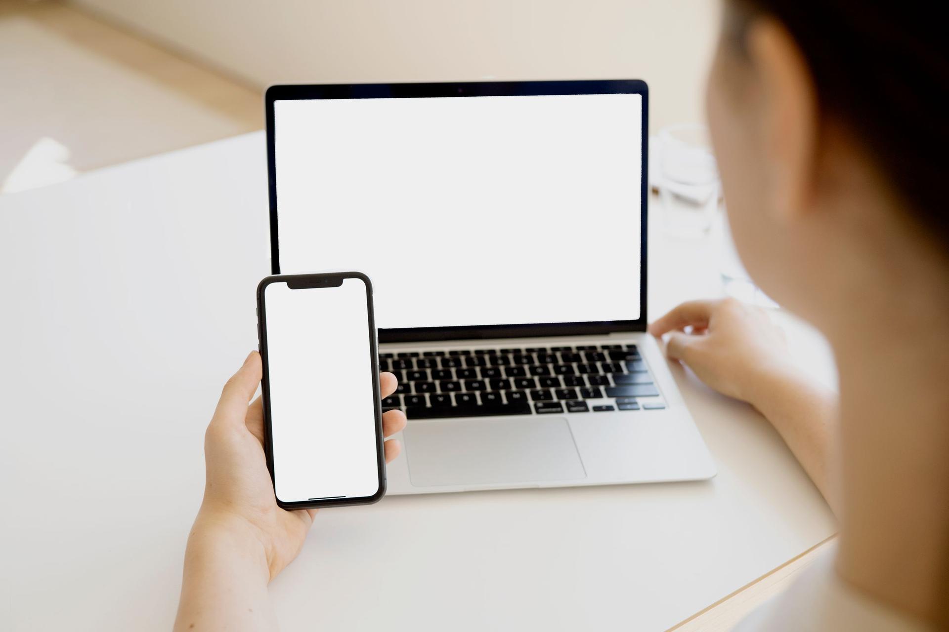 هاتف وحاسوب يوضحان انتقال العميل من التواصل إلى الموقع