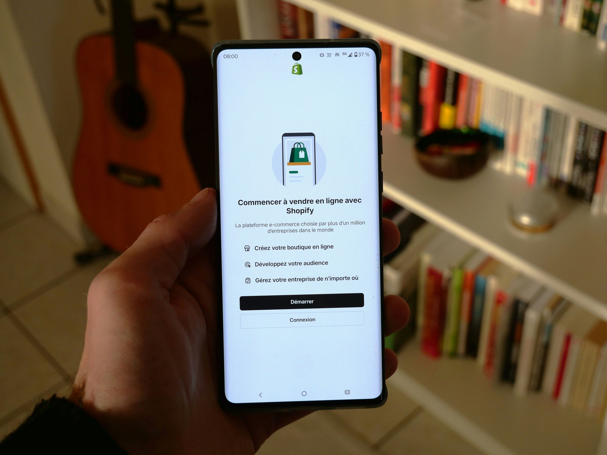شاشة ترحيب تطبيق Shopify بالفرنسية على هاتف