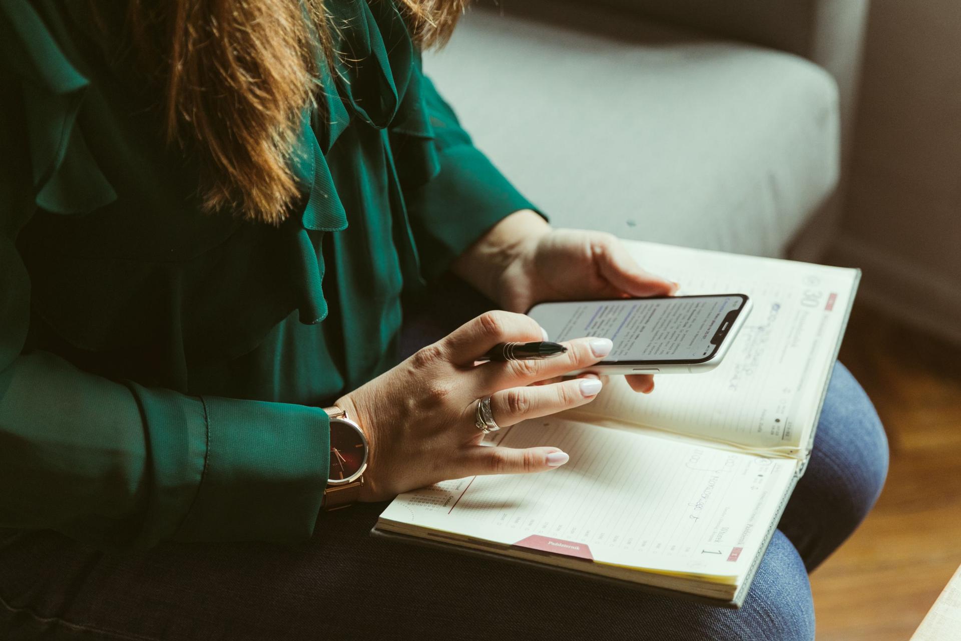 صاحبة مشروع تستخدم الهاتف لإدارة مبيعات انستقرام في الإمارات