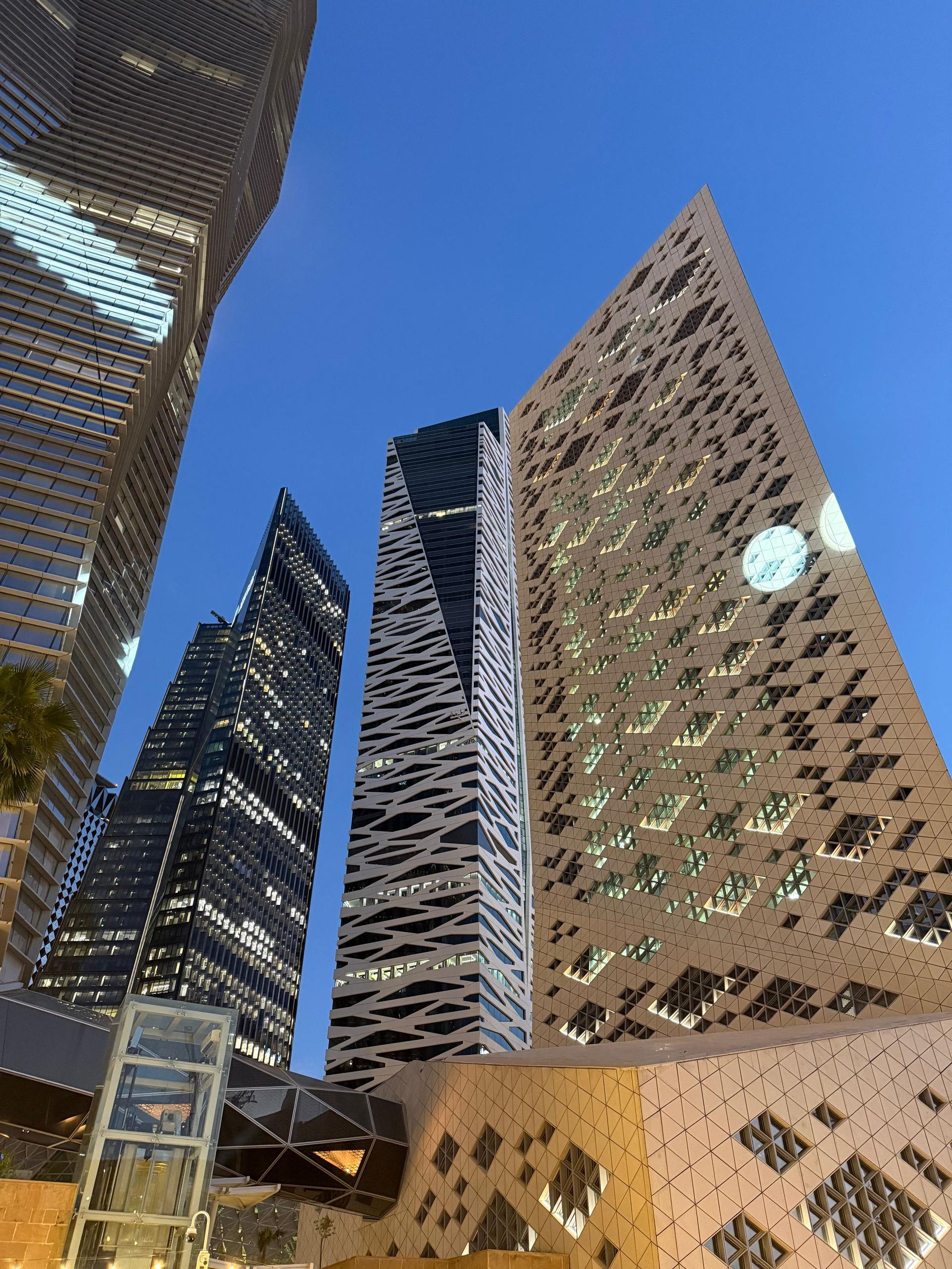 عمارة حديثة في الرياض ترمز إلى المنصات الرقمية المخصصة