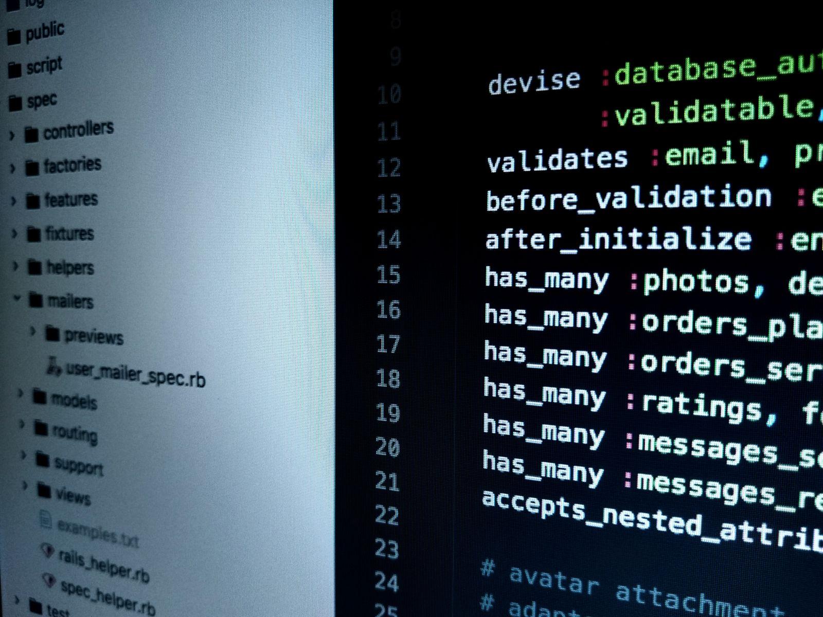 كود XML على حاسوب مطور يعمل على تكامل ZATCA