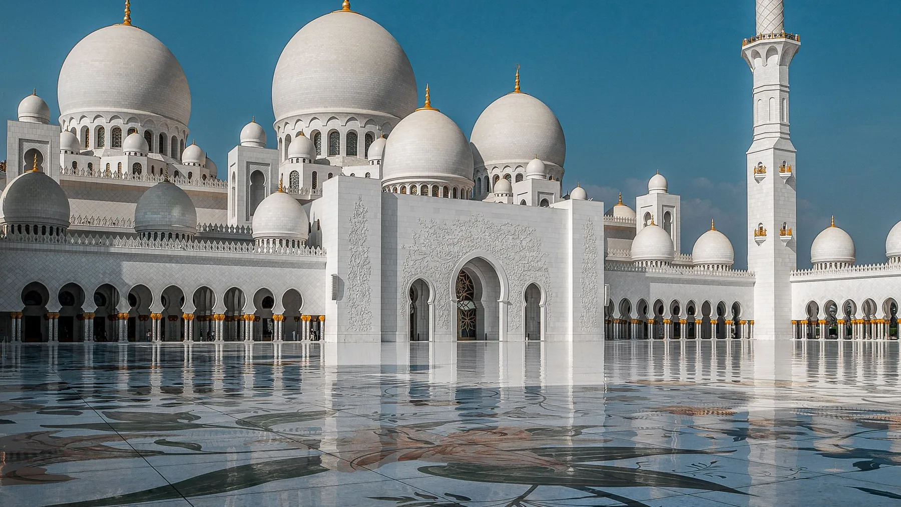Sheikh Zayed Grand Mosque in Abu Dhabi representing different local context across the UAE